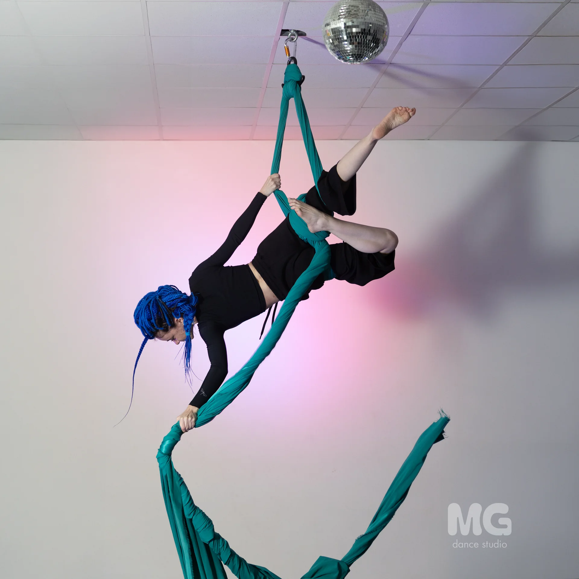 Воздушные полотна в MGold dance studio